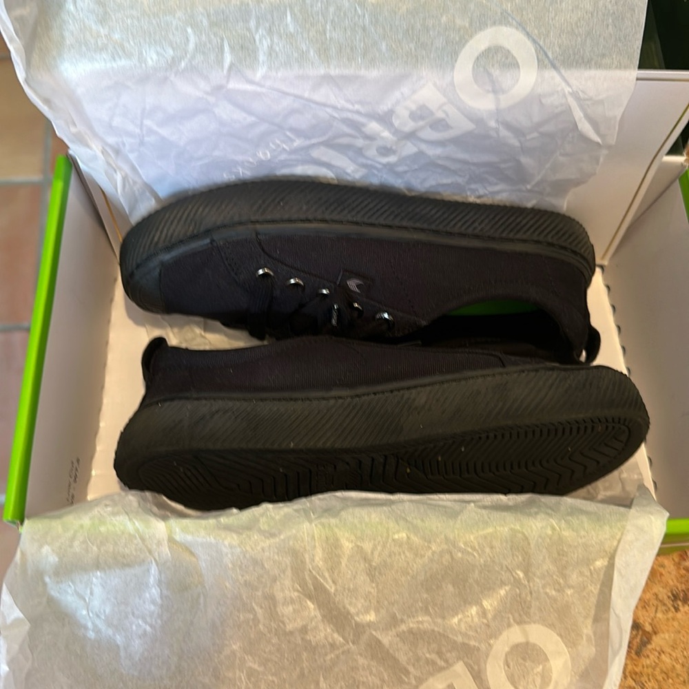 Cariuma OCA Low All Black Canvas Sneaker